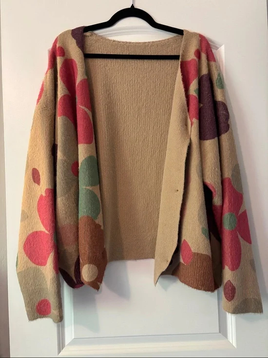 5XL-Floral Pattern V-Neck Cardigan Sweater in Beige with Pink & Green - Picture 4 of 6
